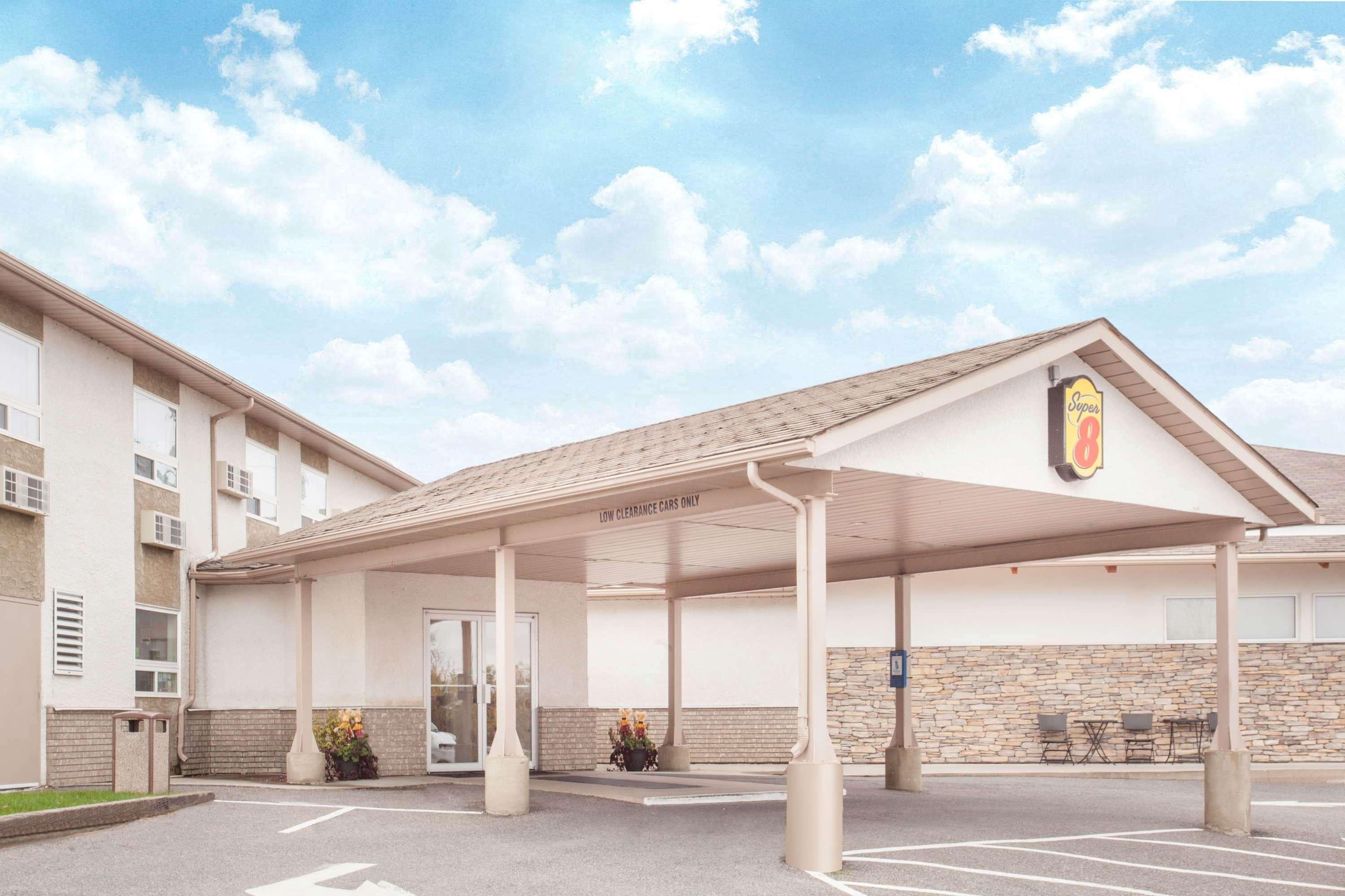 Super 8 By Wyndham Kenora Hotel Exterior photo