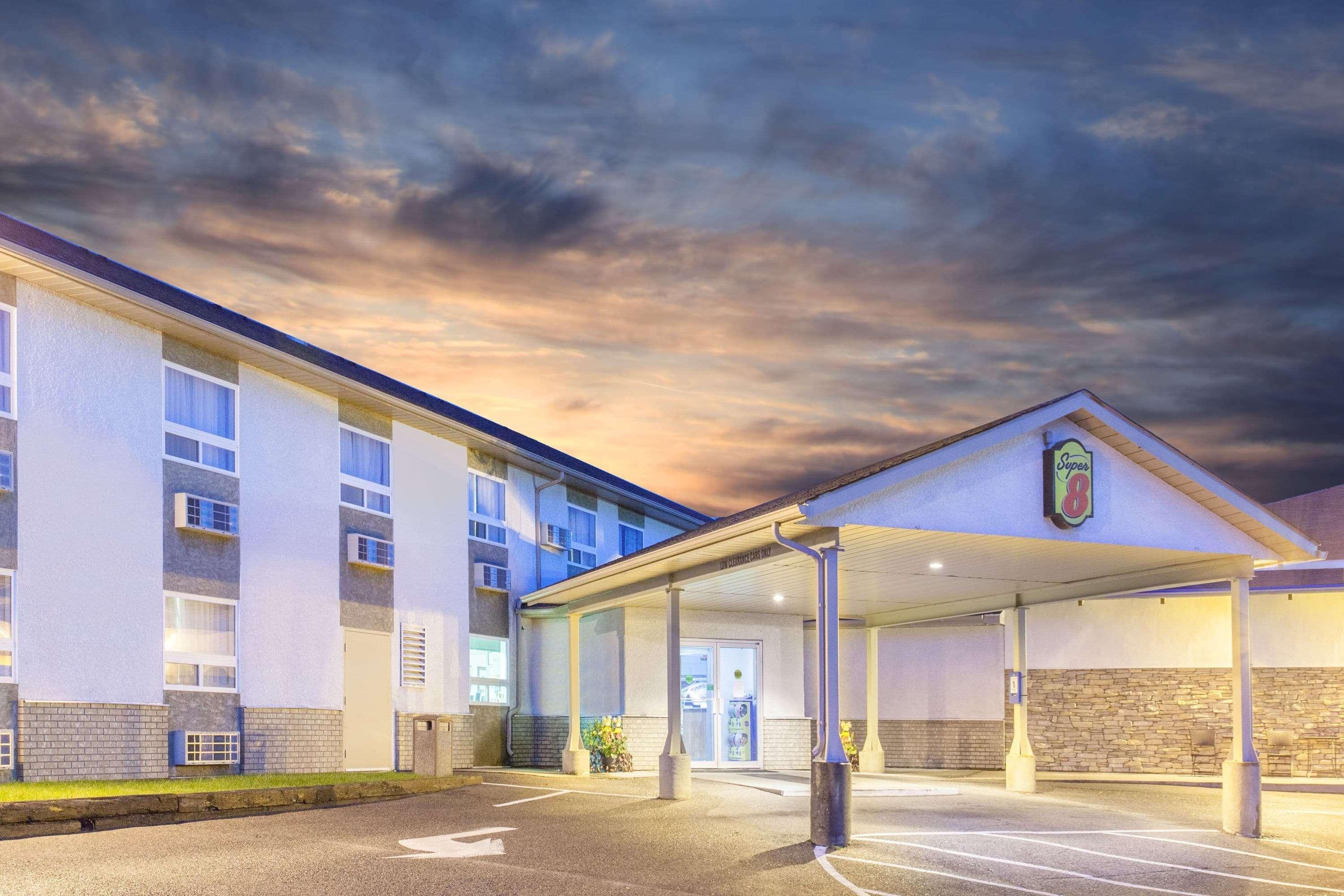Super 8 By Wyndham Kenora Hotel Exterior photo