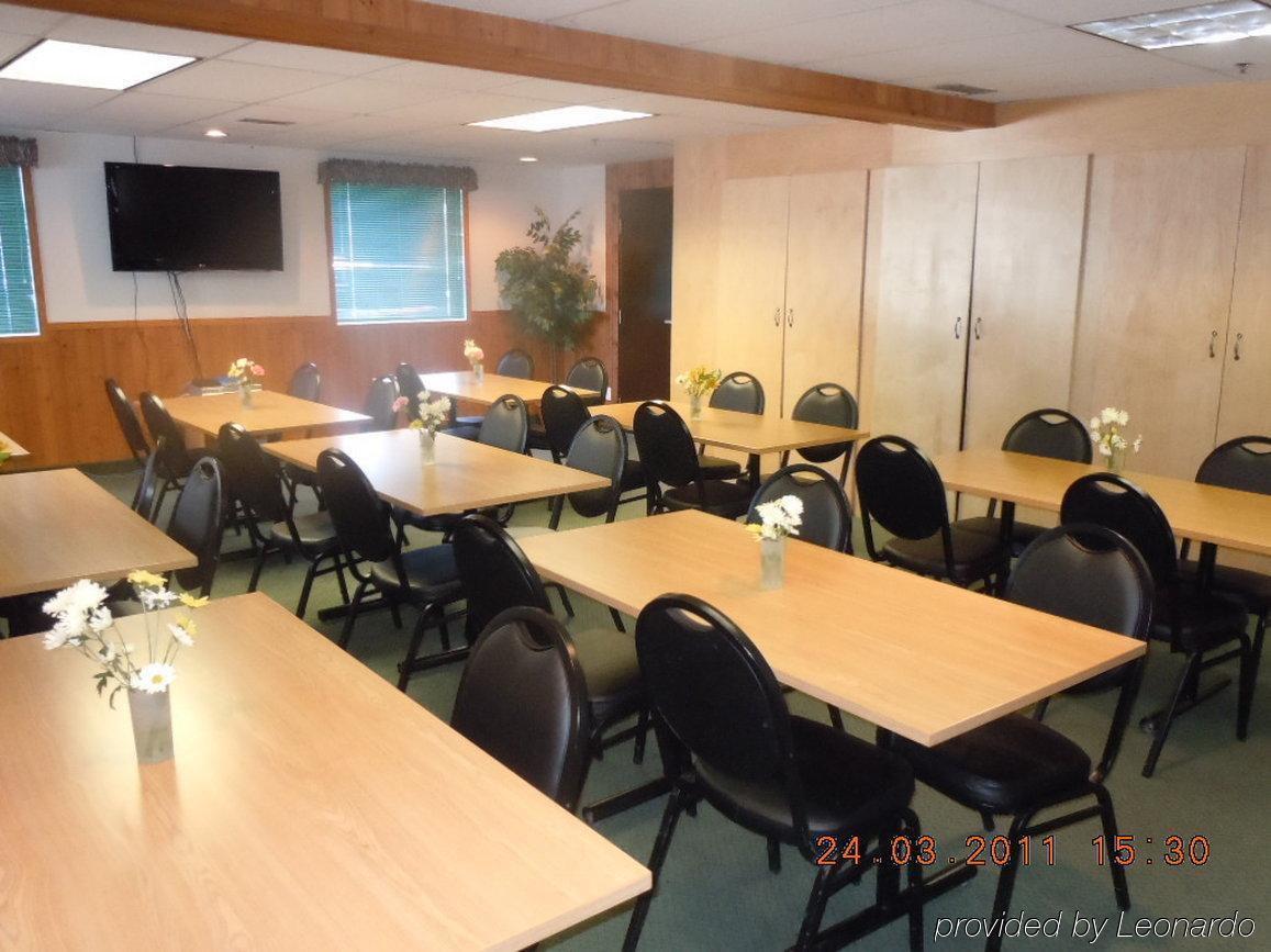 Super 8 By Wyndham Kenora Hotel Business photo