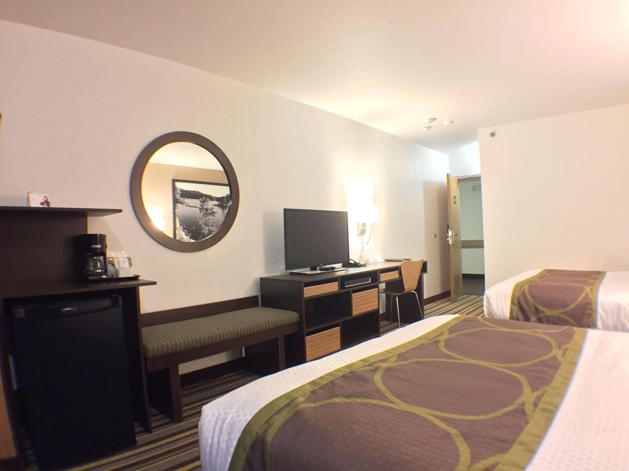 Super 8 By Wyndham Kenora Hotel Exterior photo