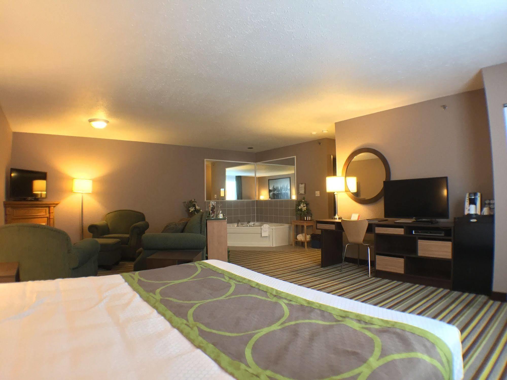 Super 8 By Wyndham Kenora Hotel Exterior photo