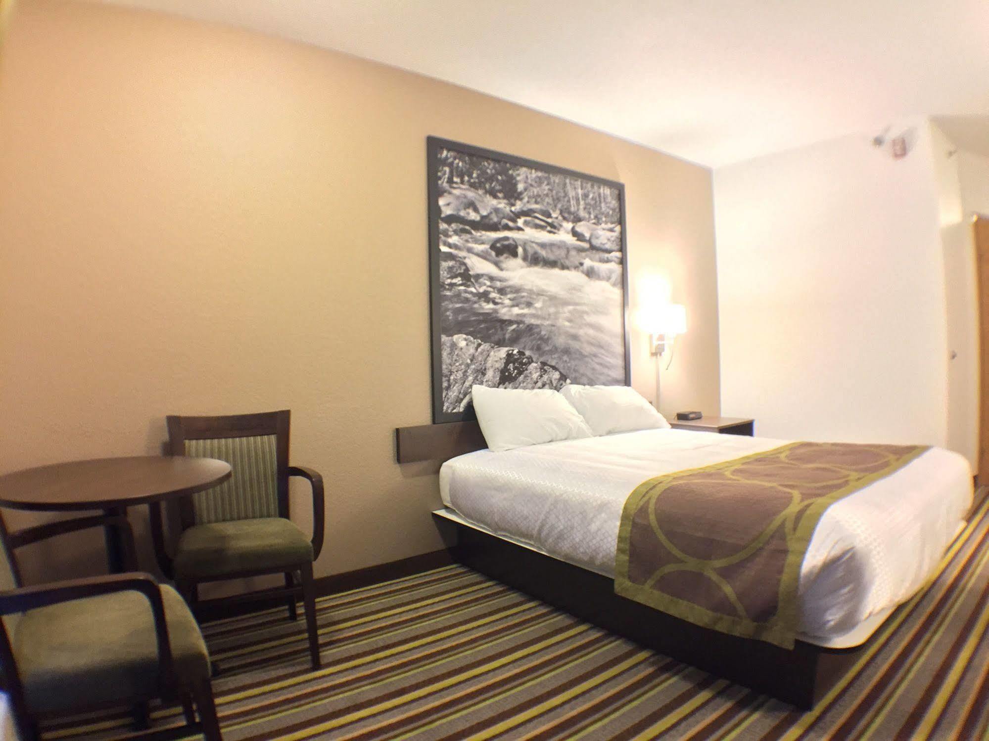 Super 8 By Wyndham Kenora Hotel Exterior photo